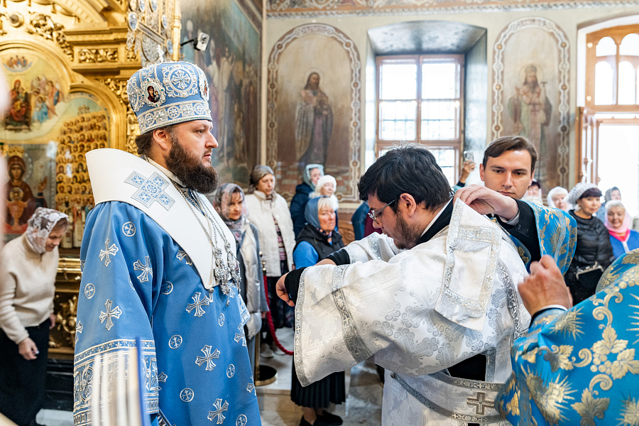 Архиерейское богослужение в праздник Успения Пресвятой Богородицы в Троицком кафедральном соборе Подольска